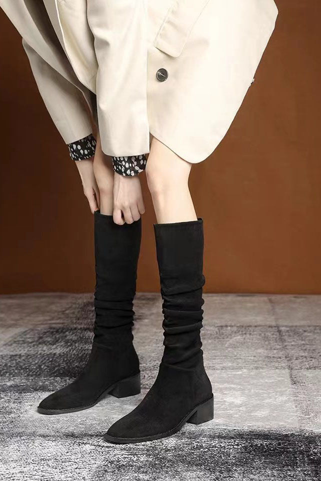 Kniehohe Stiefel aus Wildleder