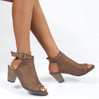 Sandalen mit Schnalle und Nieten