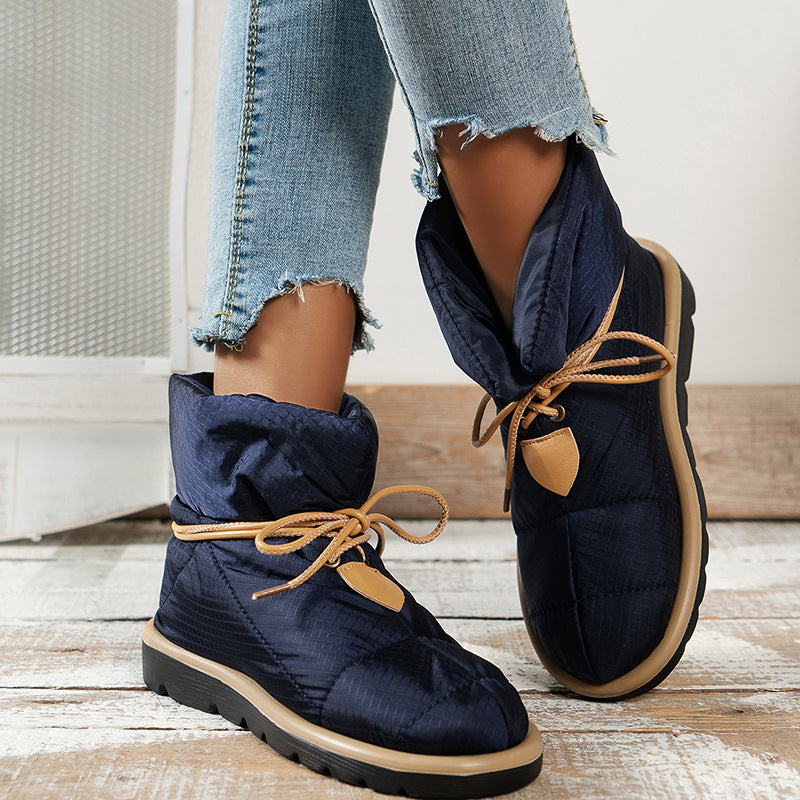 Stiefel mit Schnürung und flachem Absatz