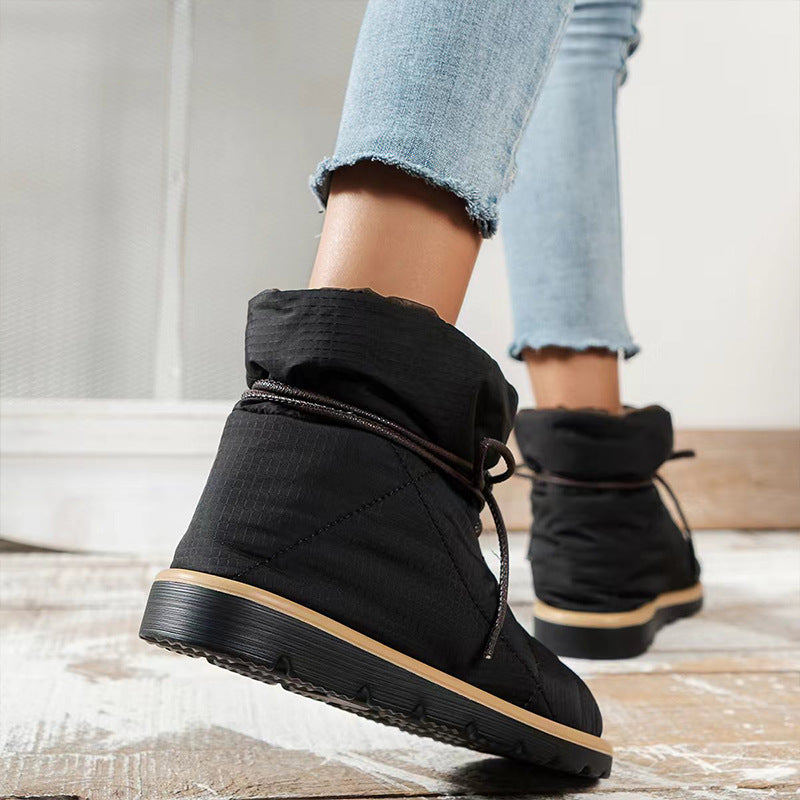 Stiefel mit Schnürung und flachem Absatz