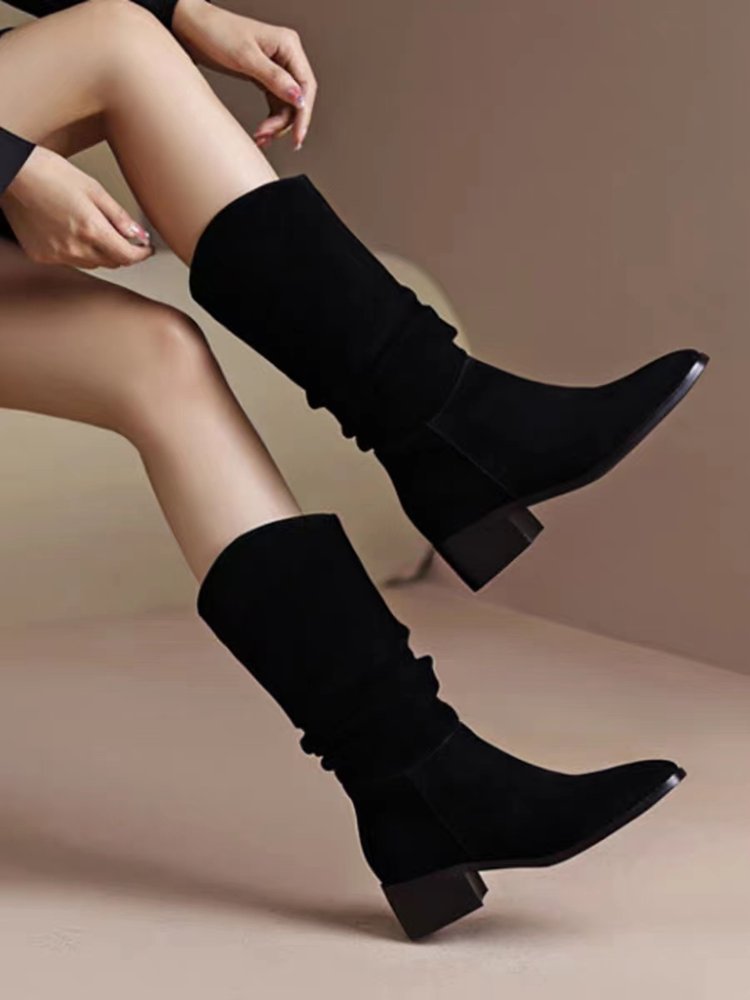 Kniehohe Stiefel aus Wildleder