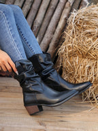 Wadenhohe Stiefel mit Falten und Blockabsatz