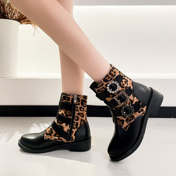 Stiefeletten im Leoparden-Print mit Schnalle und runder Zehenpartie