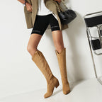 Kniehohe Stiefel mit Stickerei