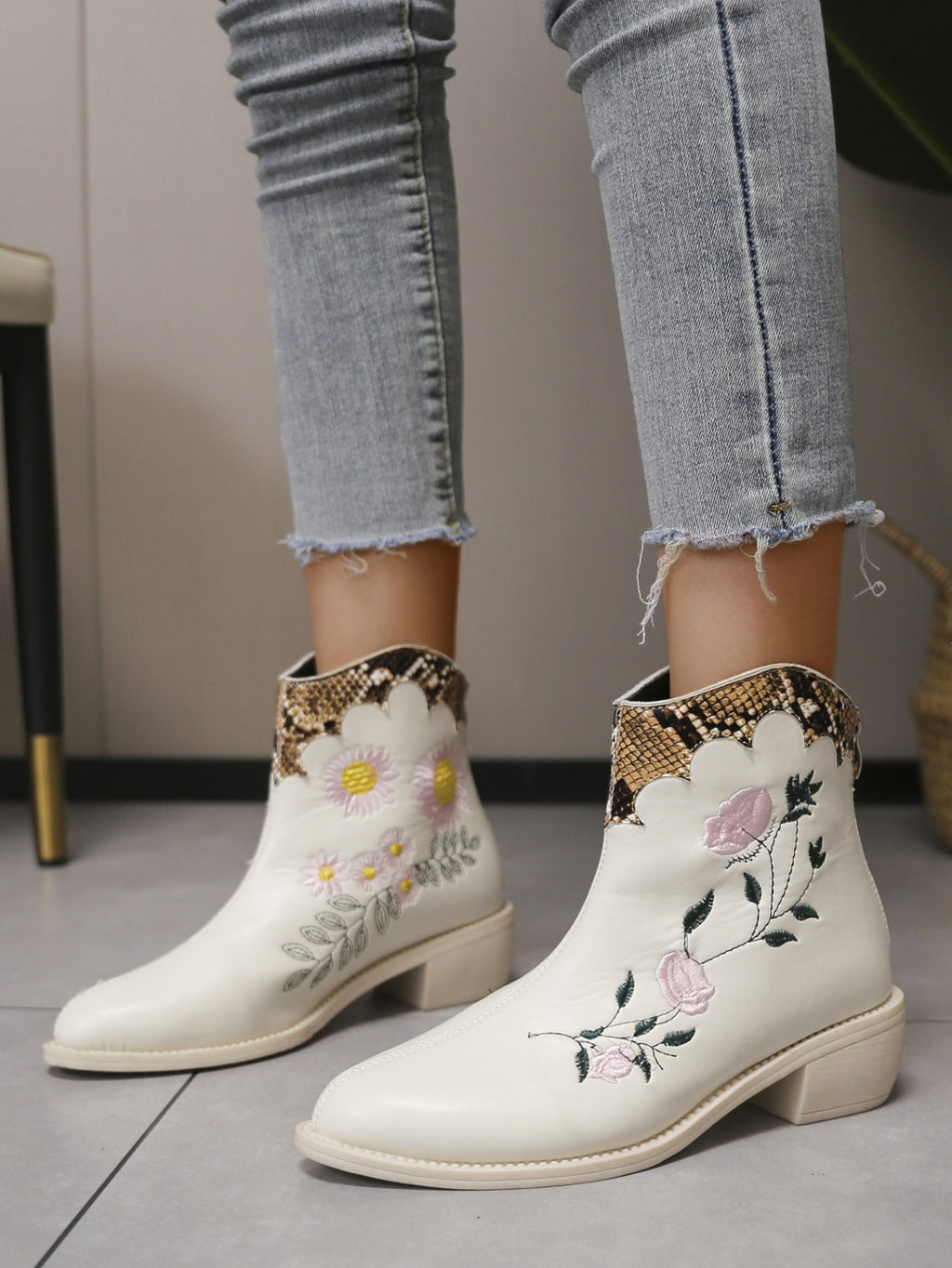 Chelsea-Boots in Schlangen-Optik mit Stickerei
