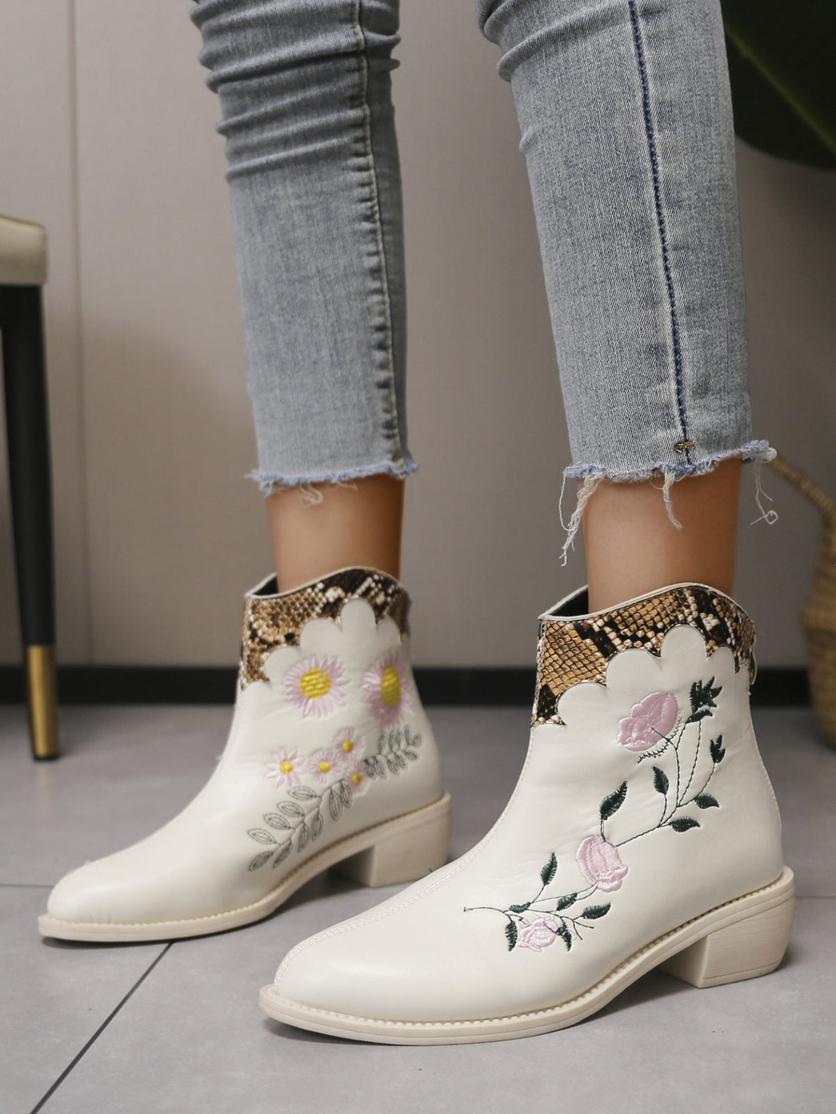 Chelsea-Boots in Schlangen-Optik mit Stickerei