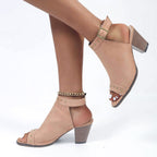 Sandalen mit Schnalle und Nieten
