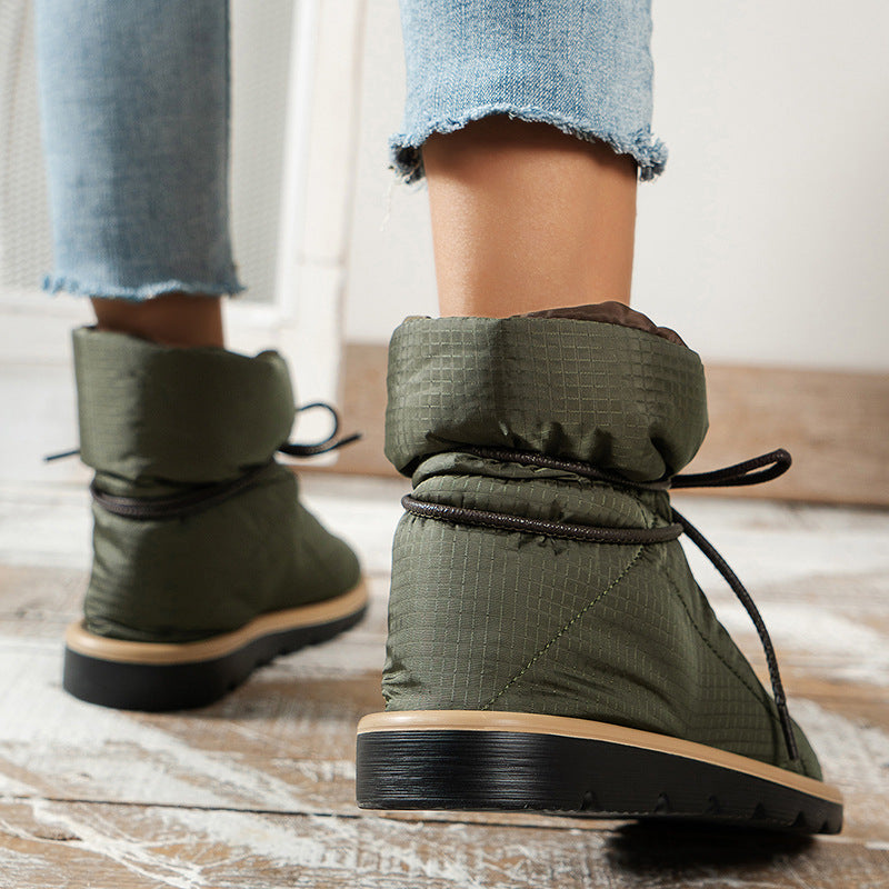 Stiefel mit Schnürung und flachem Absatz