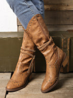 Wadenhohe Stiefel mit Schnalle, Nieten und Quasten