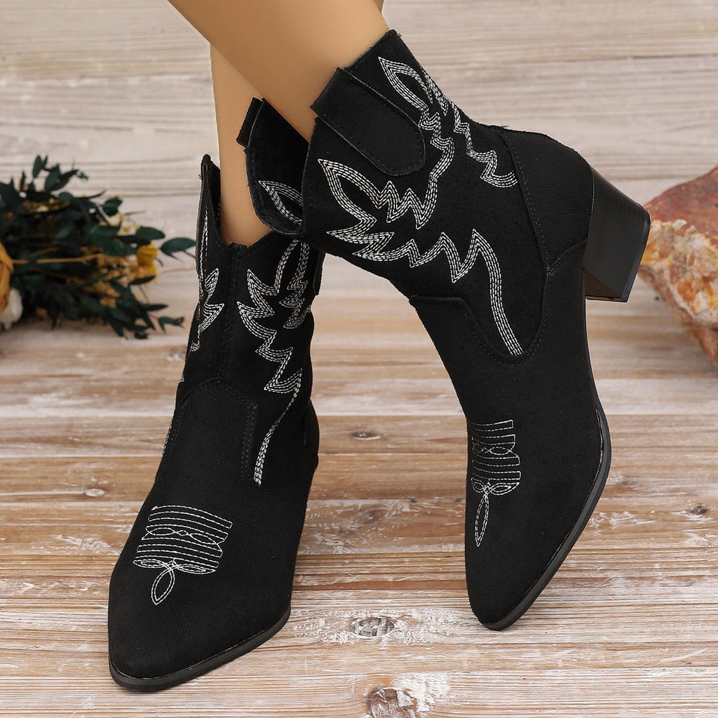 Wadenhohe Stiefel im Ritter-Stil mit Stickerei und spitzer Zehenpartie