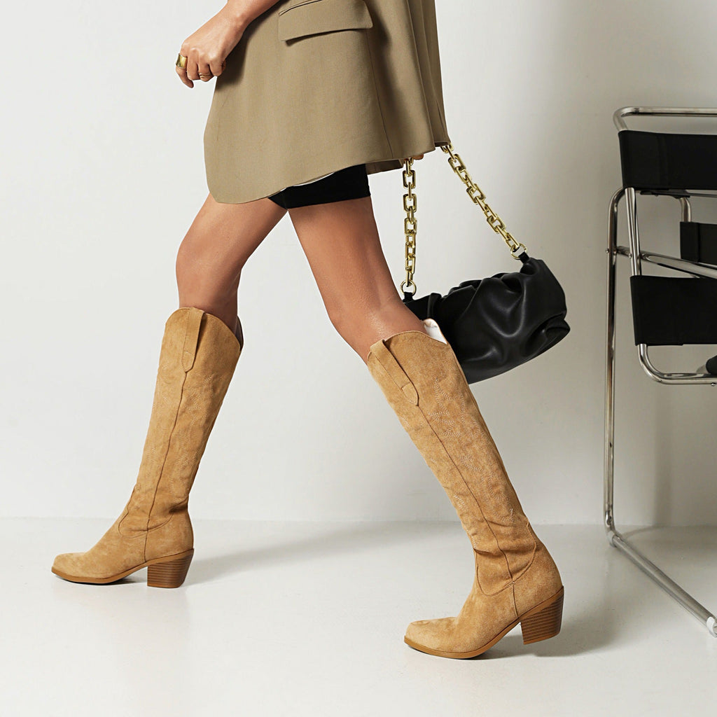 Kniehohe Stiefel mit Stickerei