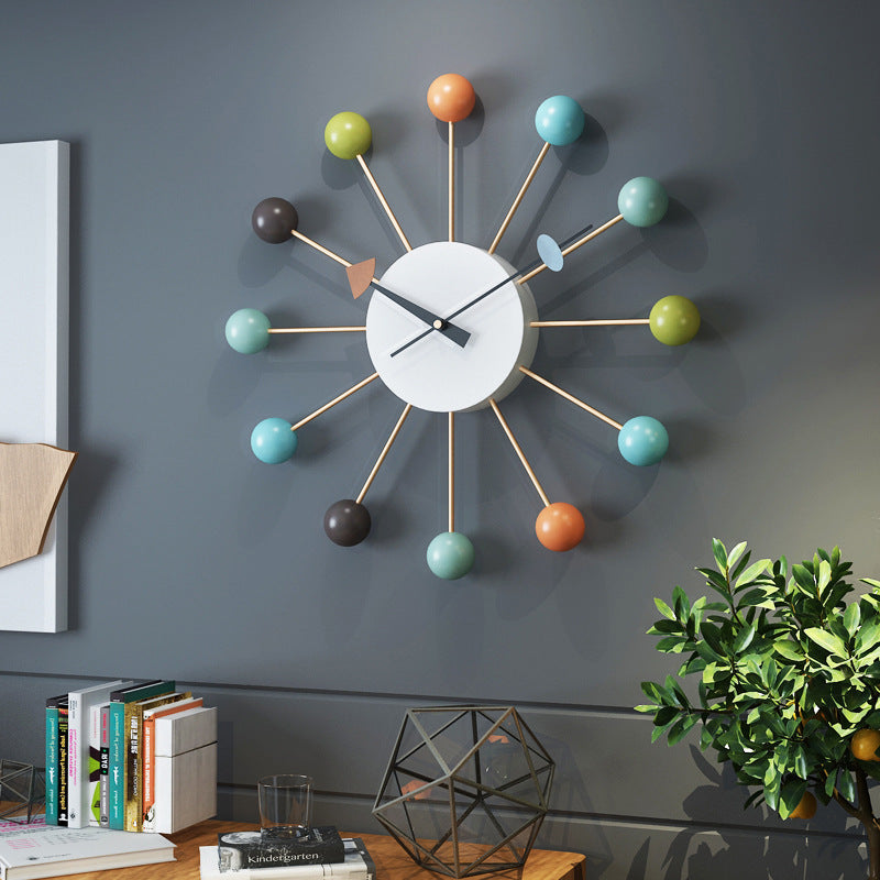 Moderne Wanduhr mit Kugeln – Elegant und Geräuschlos
