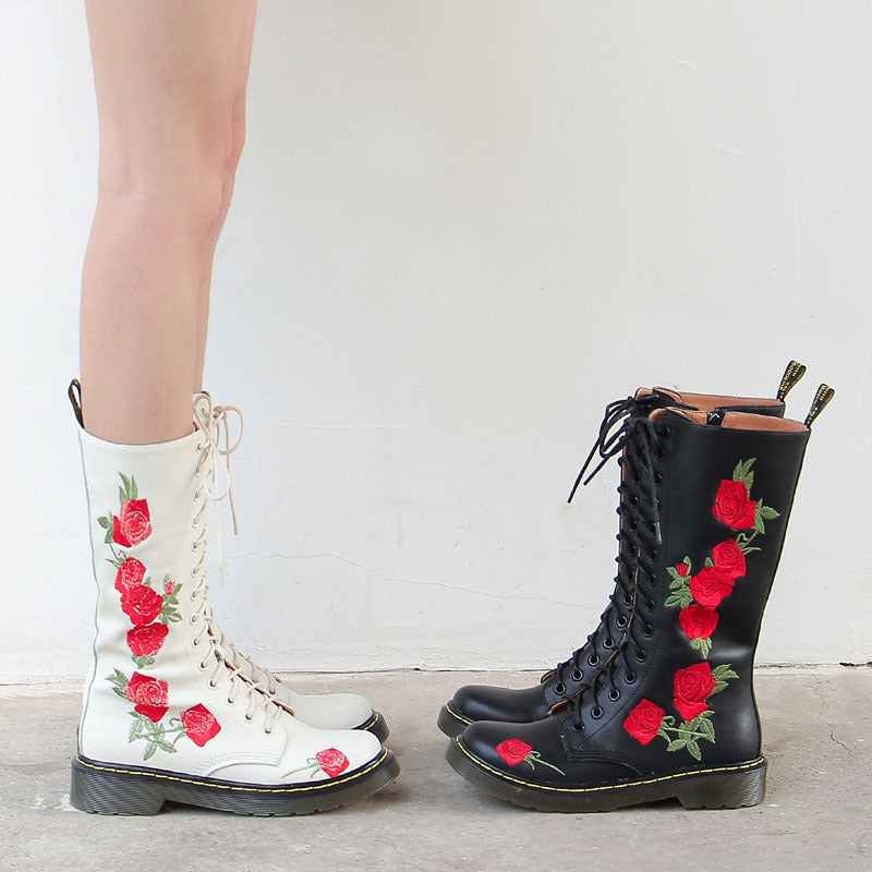 Wadenhohe Stiefel mit Schnürung und Stickerei