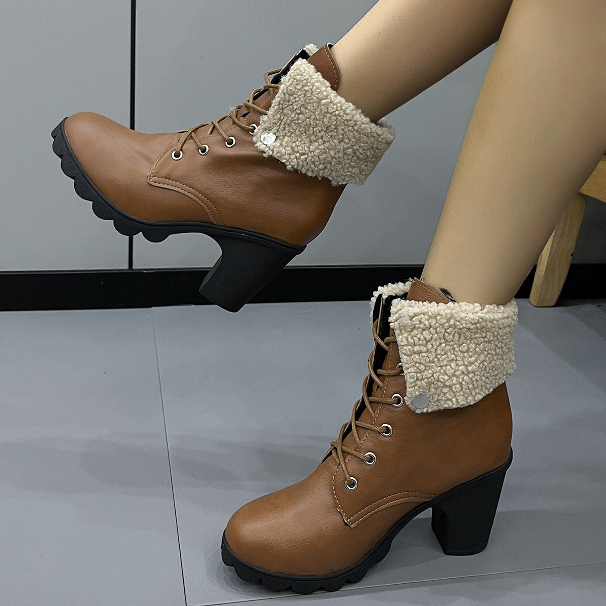 Stiefel aus Wildleder im Vintage-Look mit Schnürung, Blockabsatz und runder Zehenpartie