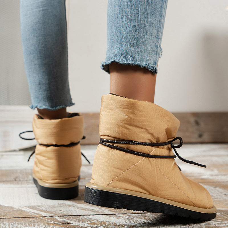 Stiefel mit Schnürung und flachem Absatz