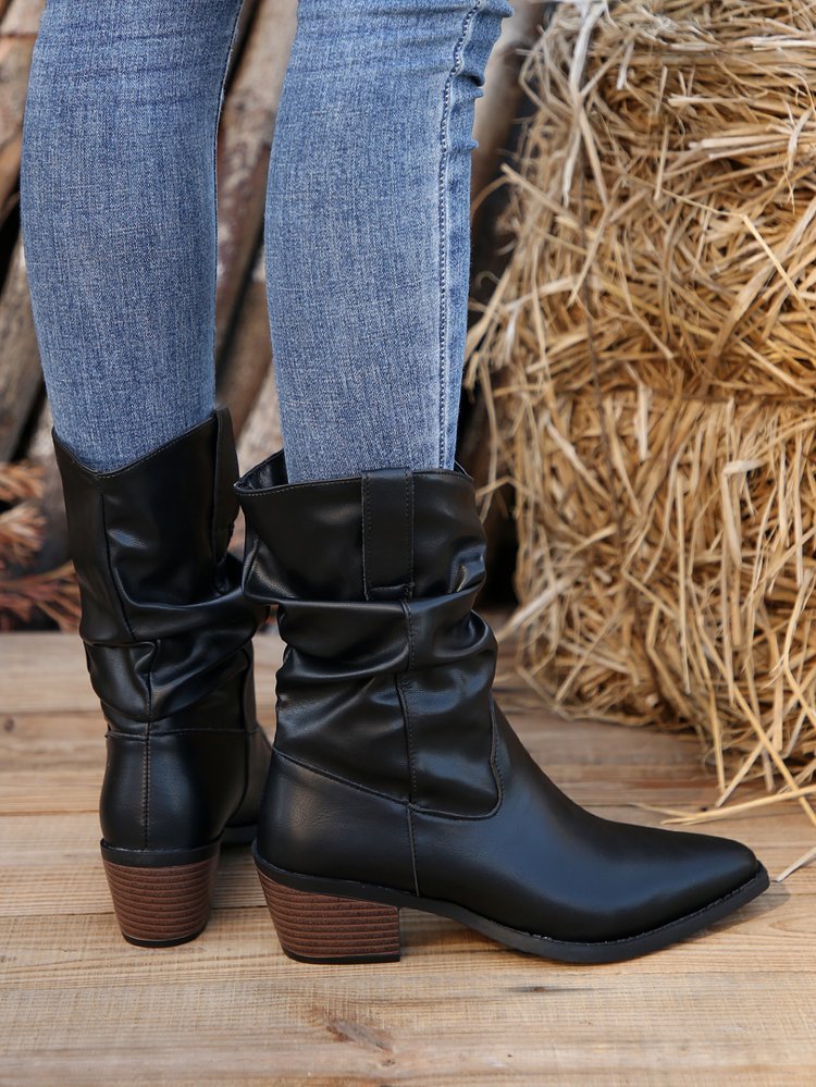 Wadenhohe Stiefel mit Falten und Blockabsatz