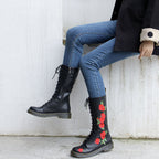 Wadenhohe Stiefel mit Schnürung und Stickerei