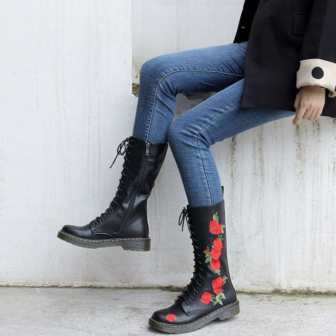 Wadenhohe Stiefel mit Schnürung und Stickerei