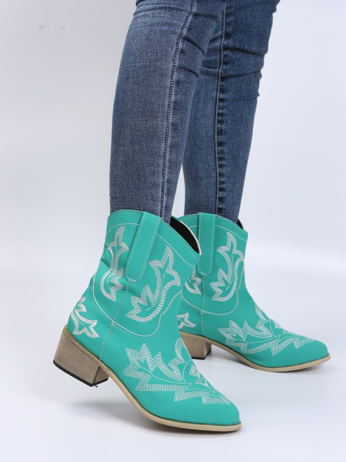 Schnürstiefel mit Stickerei und Blockabsatz