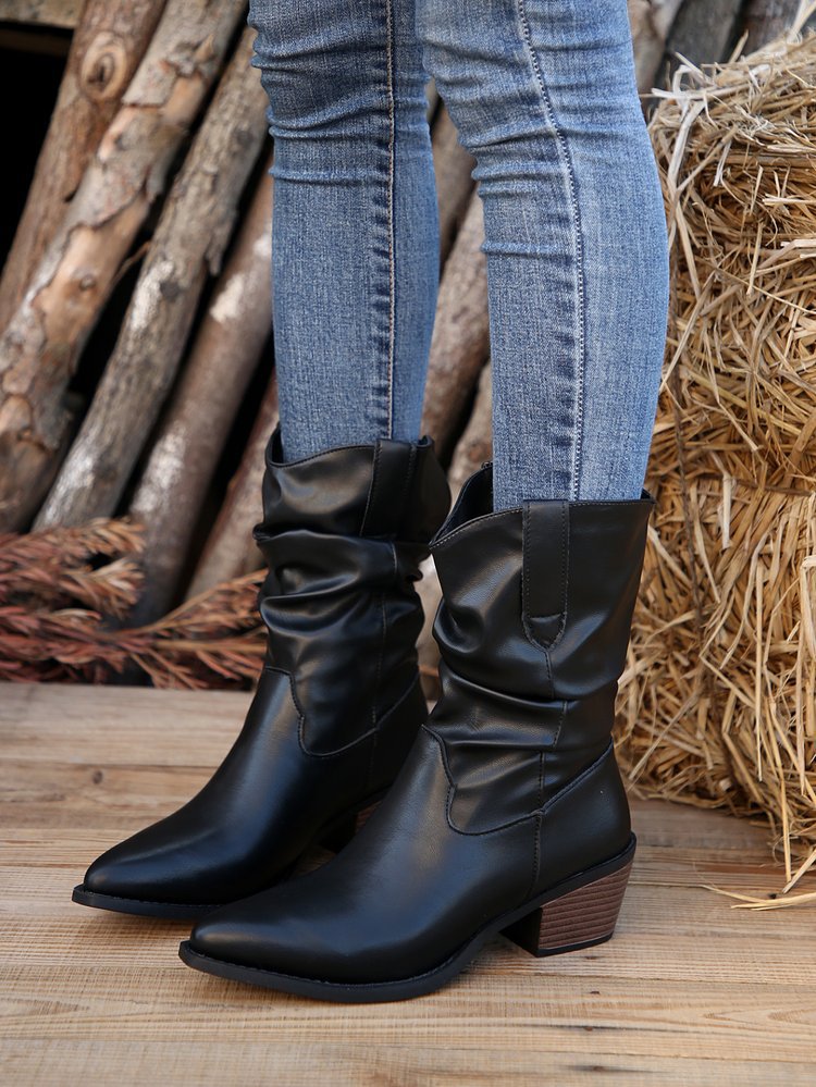 Wadenhohe Stiefel mit Falten und Blockabsatz