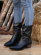 Wadenhohe Stiefel mit Falten und Blockabsatz