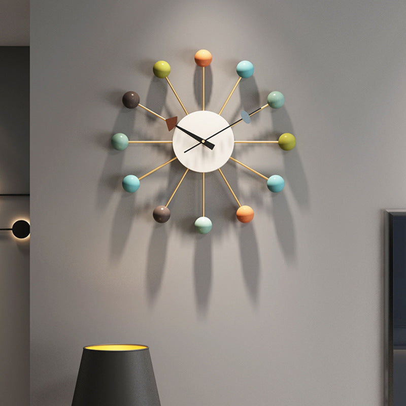 Moderne Wanduhr mit Kugeln – Elegant und Geräuschlos