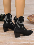 Wadenhohe Stiefel im Ritter-Stil mit Stickerei und spitzer Zehenpartie