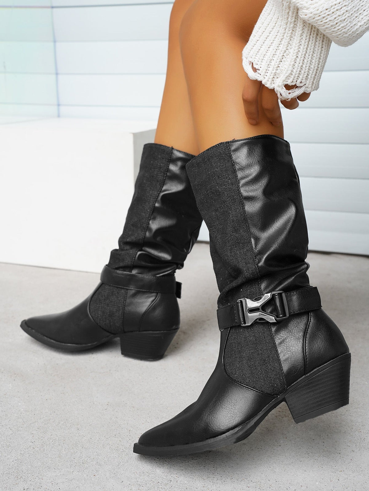 Wadenhohe Stiefel aus Canvas mit Blockabsatz und spitzer Zehenpartie