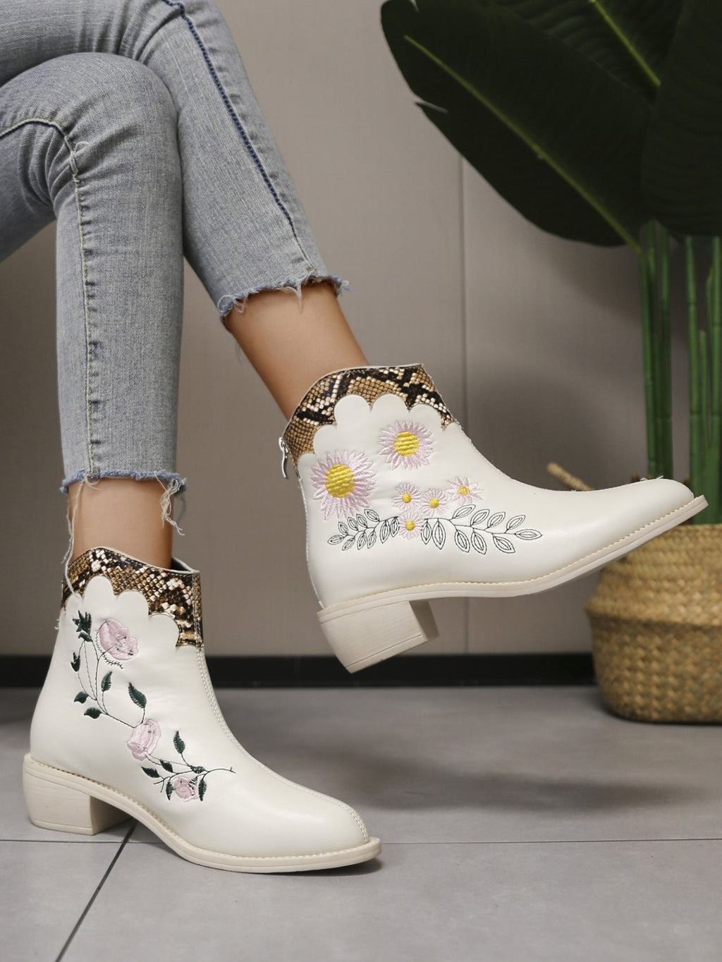 Chelsea-Boots in Schlangen-Optik mit Stickerei