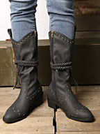 Wadenhohe Stiefel mit Schnalle, Nieten und Quasten