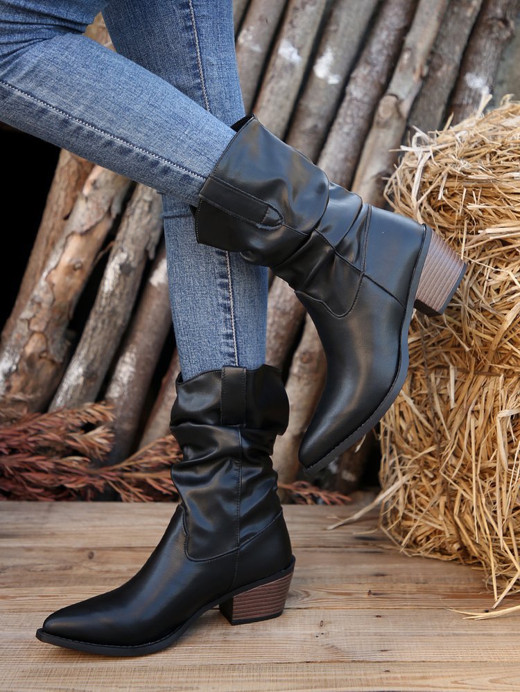 Wadenhohe Stiefel mit Falten und Blockabsatz