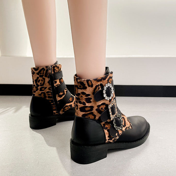 Stiefeletten im Leoparden-Print mit Schnalle und runder Zehenpartie