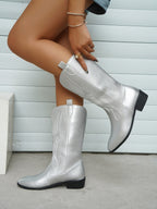Stiefel im Ritter-Stil mit Stickerei und spitzer Zehenpartie