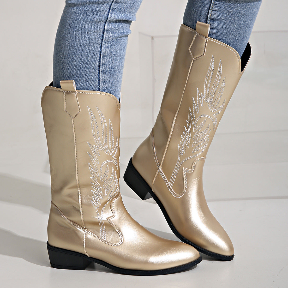 Stiefel im Ritter-Stil mit Stickerei und spitzer Zehenpartie