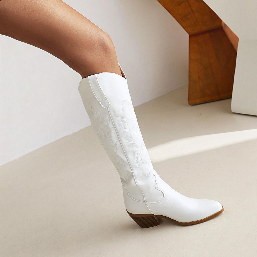 Kniehohe Stiefel mit Stickerei