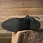 Wadenhohe Stiefel mit Schnalle, Nieten und Quasten