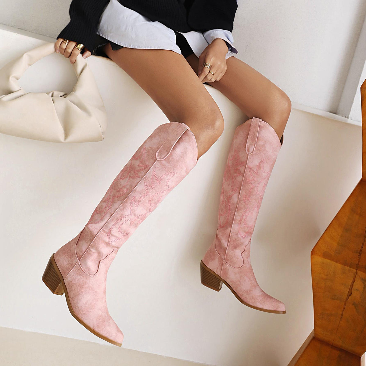 Kniehohe Stiefel mit Stickerei