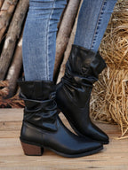 Wadenhohe Stiefel mit Falten und Blockabsatz