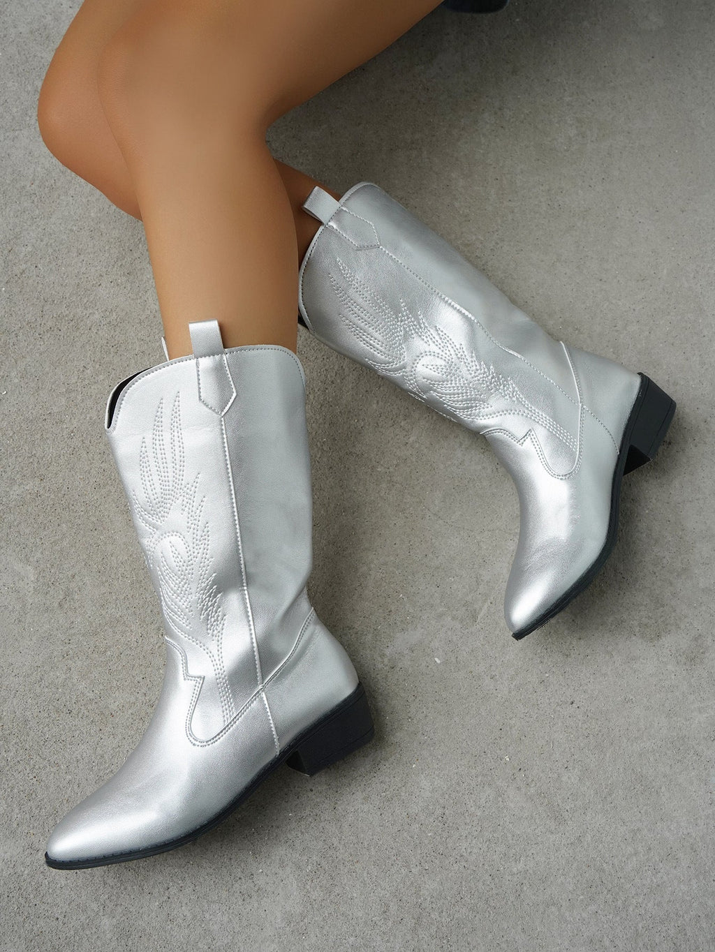 Stiefel im Ritter-Stil mit Stickerei und spitzer Zehenpartie