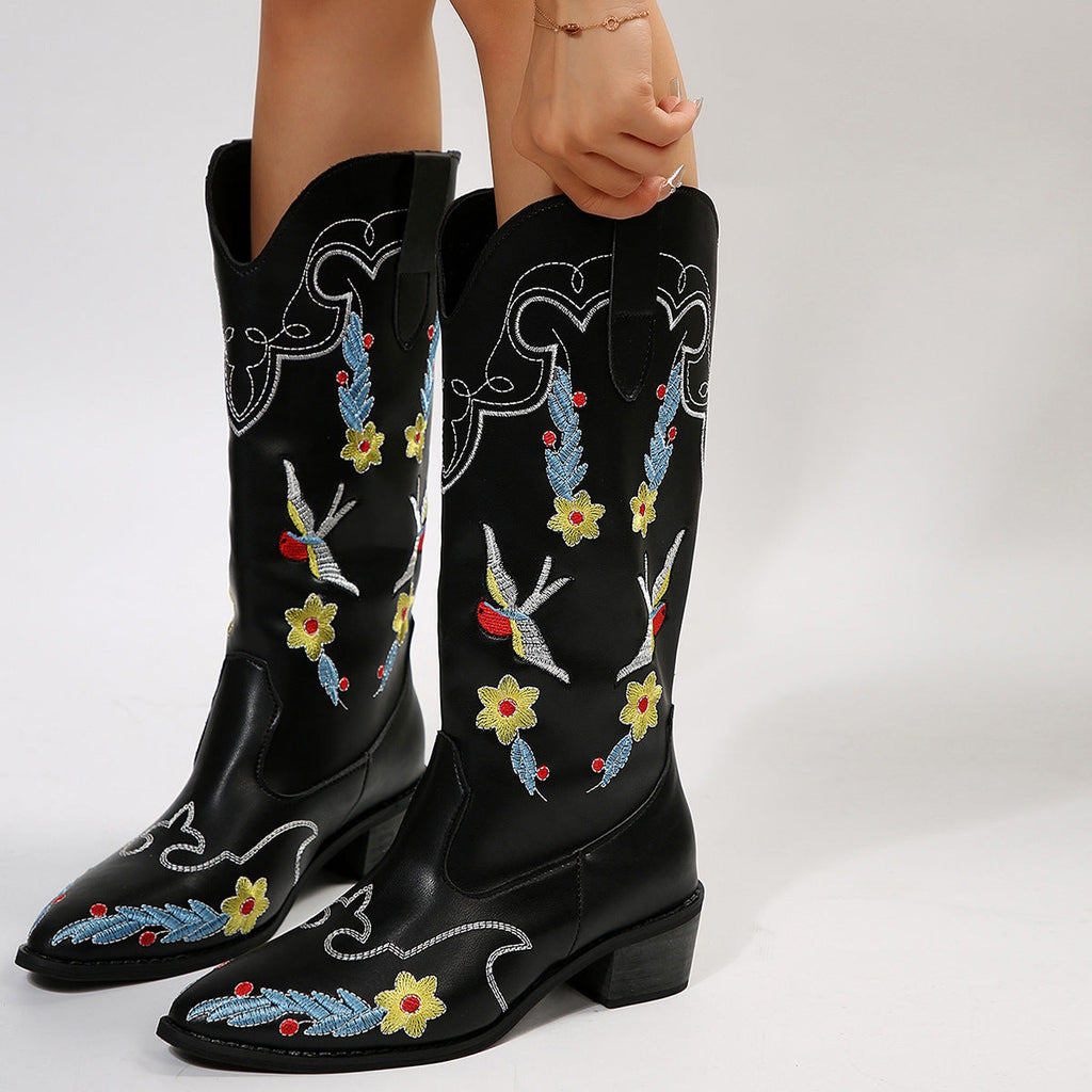 Wadenhohe Stiefel mit Stickerei und Blockabsatz