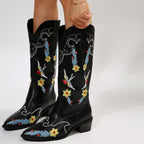 Wadenhohe Stiefel mit Stickerei und Blockabsatz