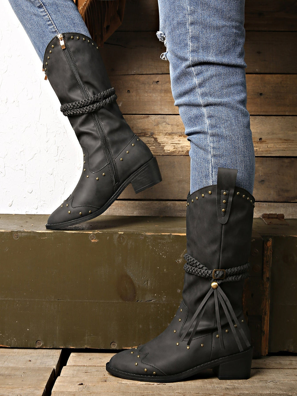 Wadenhohe Stiefel mit Schnalle, Nieten und Quasten