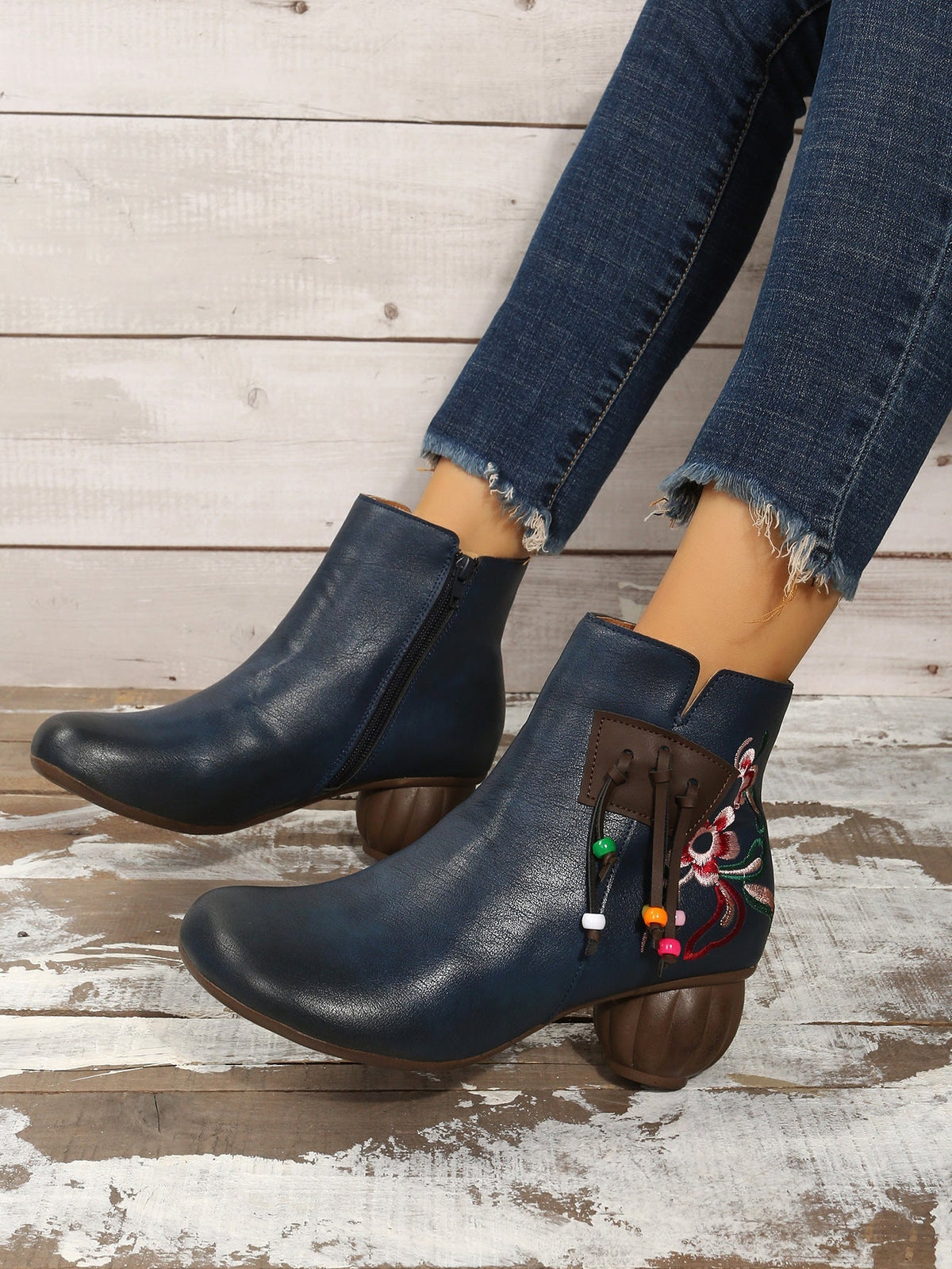 Schnürstiefel mit Reißverschluss, Fransen, Stickerei und Blockabsatz