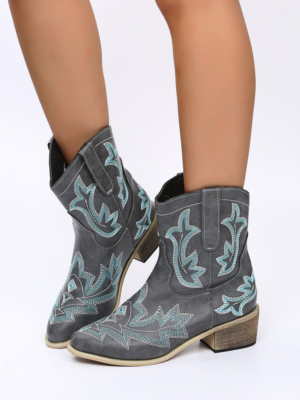 Schnürstiefel mit Stickerei und Blockabsatz