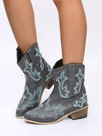 Schnürstiefel mit Stickerei und Blockabsatz