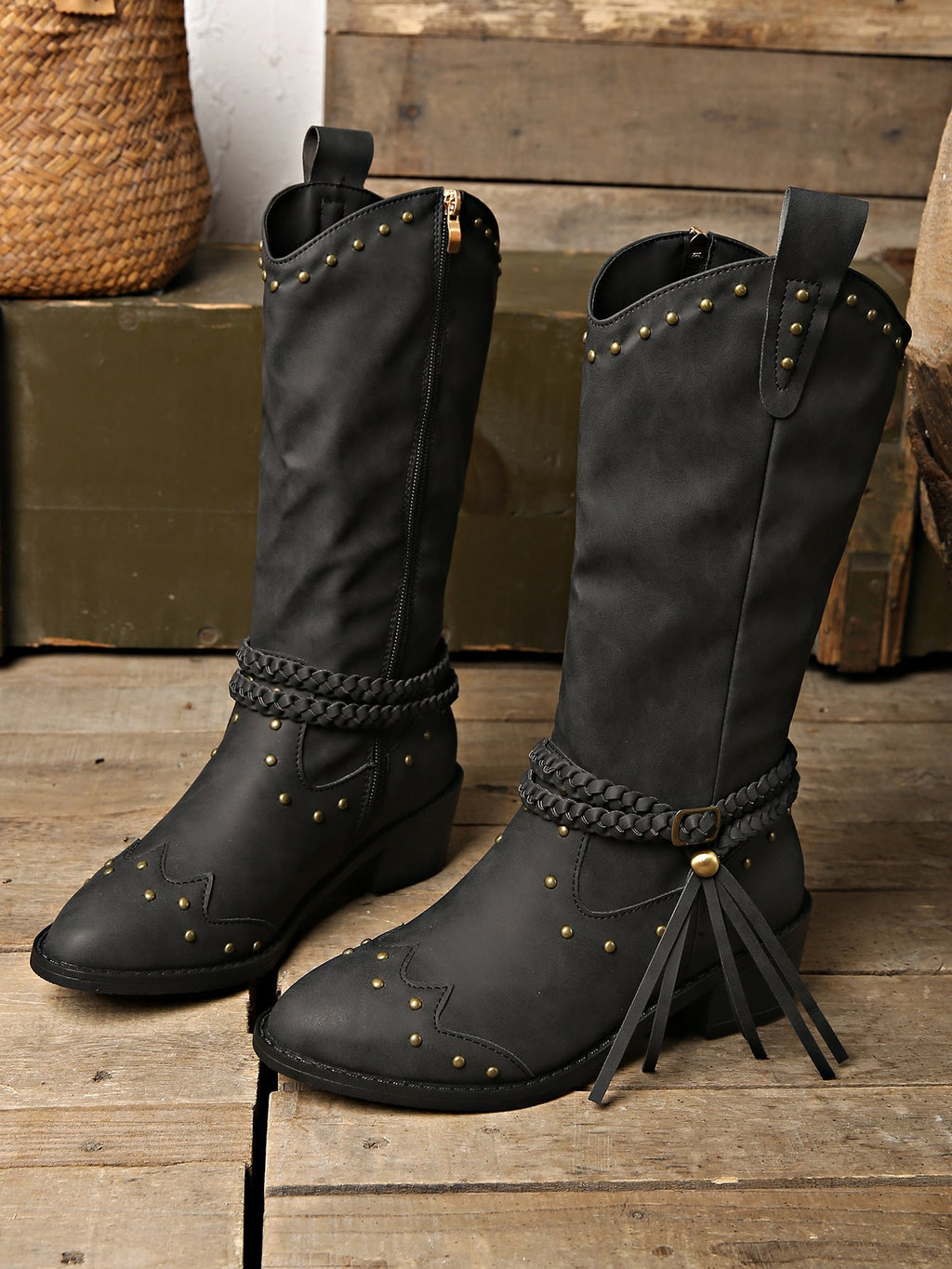 Wadenhohe Stiefel mit Schnalle, Nieten und Quasten