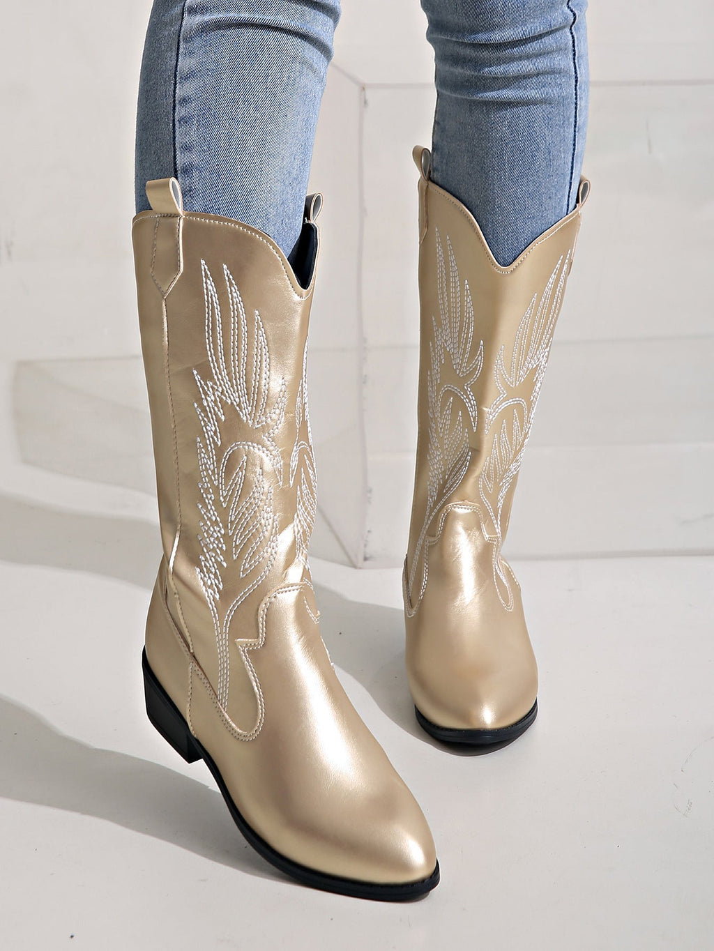 Stiefel im Ritter-Stil mit Stickerei und spitzer Zehenpartie