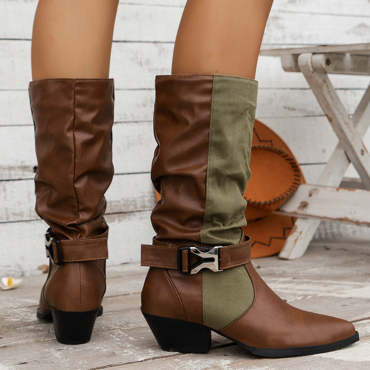 Wadenhohe Stiefel aus Canvas mit Blockabsatz und spitzer Zehenpartie
