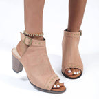 Sandalen mit Schnalle und Nieten