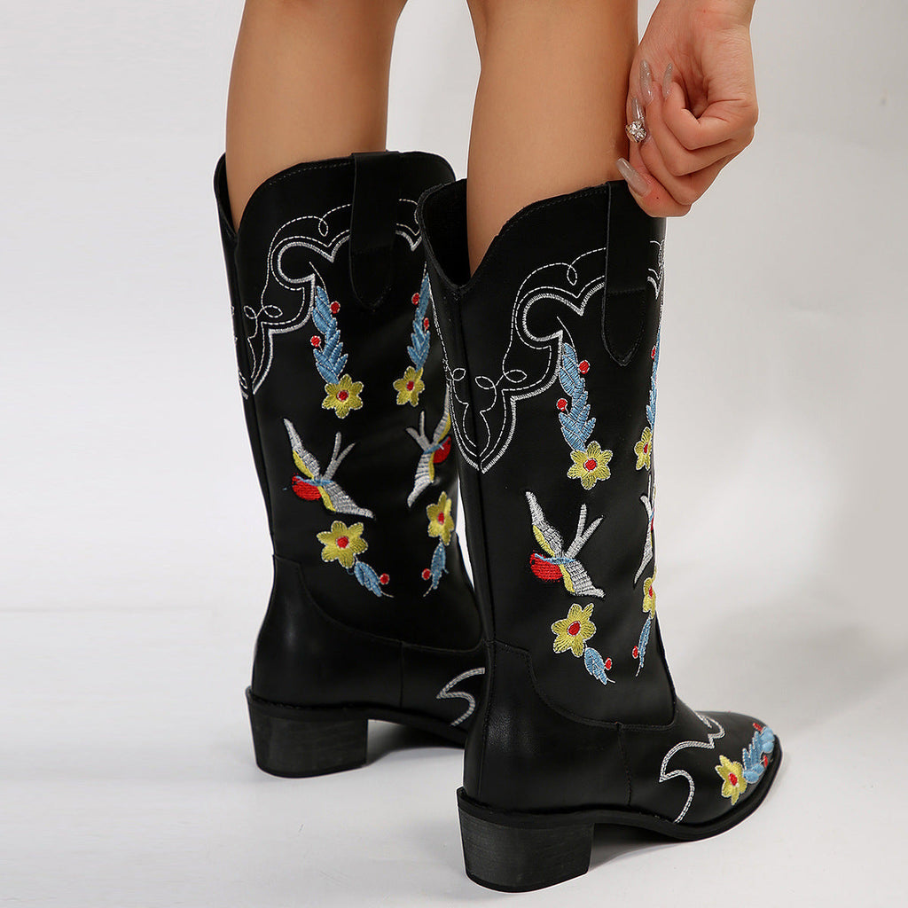 Wadenhohe Stiefel mit Stickerei und Blockabsatz